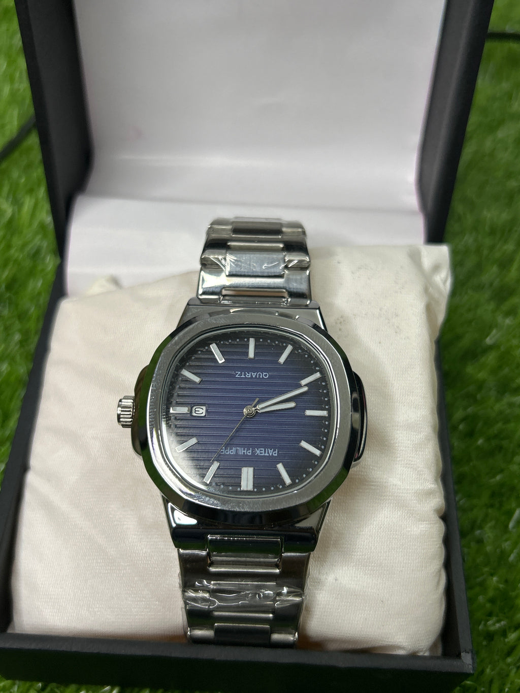 Men’s Silver Statement Watch – Black Textured Dial, Date Window & Premium Steel Bracelet