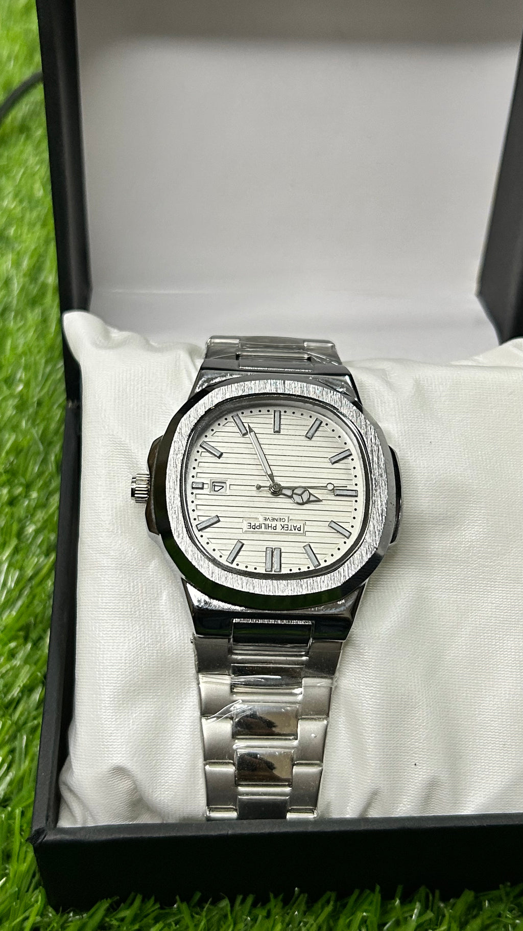 Men’s All-Black Luxury Watch – Textured Dial, Date Display & Integrated Metal Bracelet